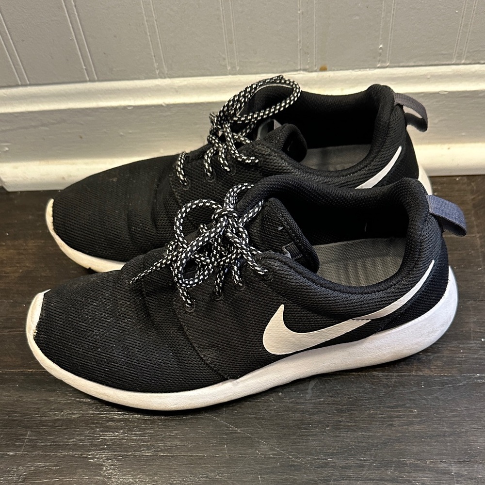 Nike Roshe Black and White Sneakers Womens Size 7